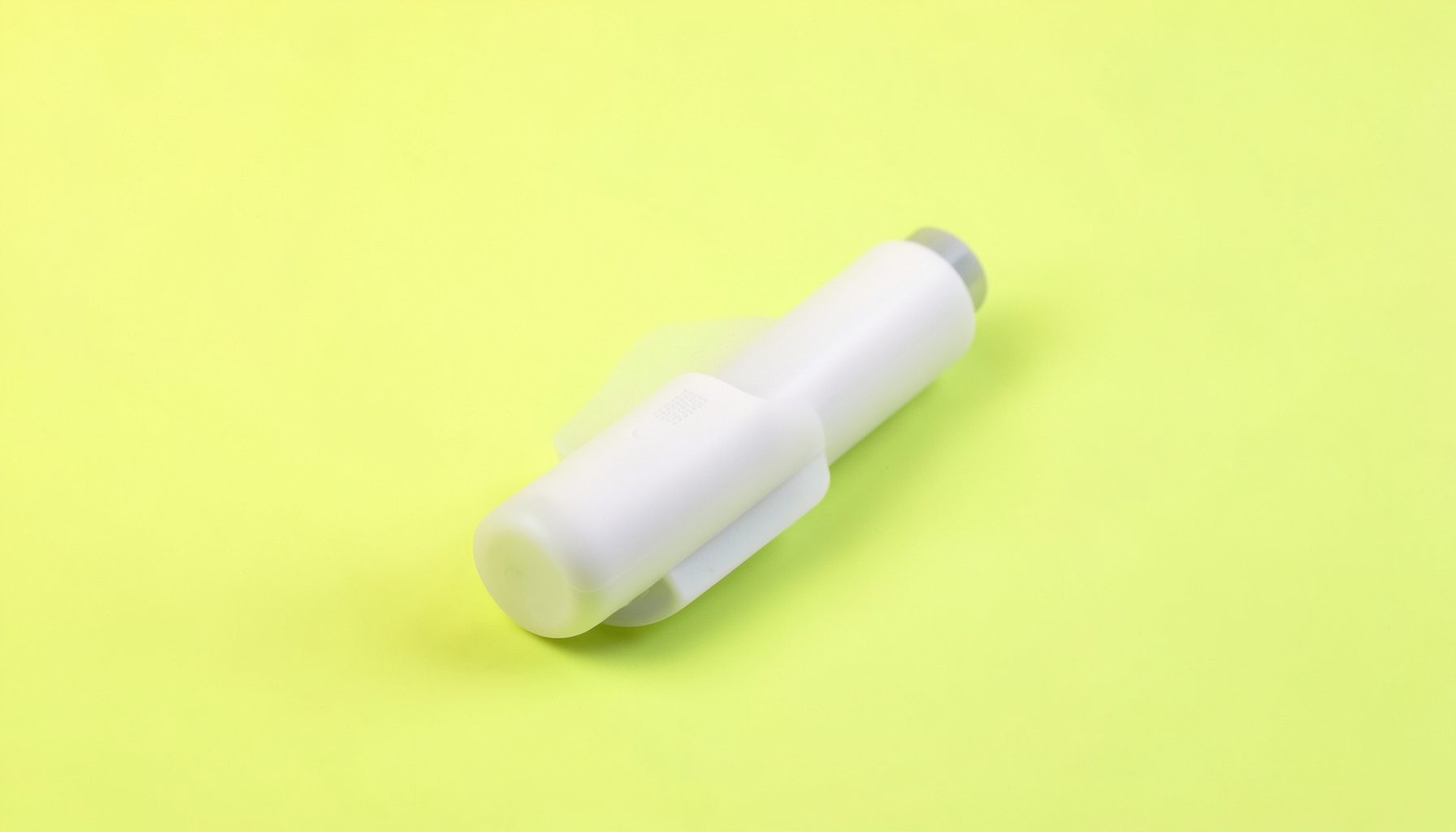 A disposable vape kit on a fresh citrus-yellow to pale-green gradient background, with crisp, clean product presentation